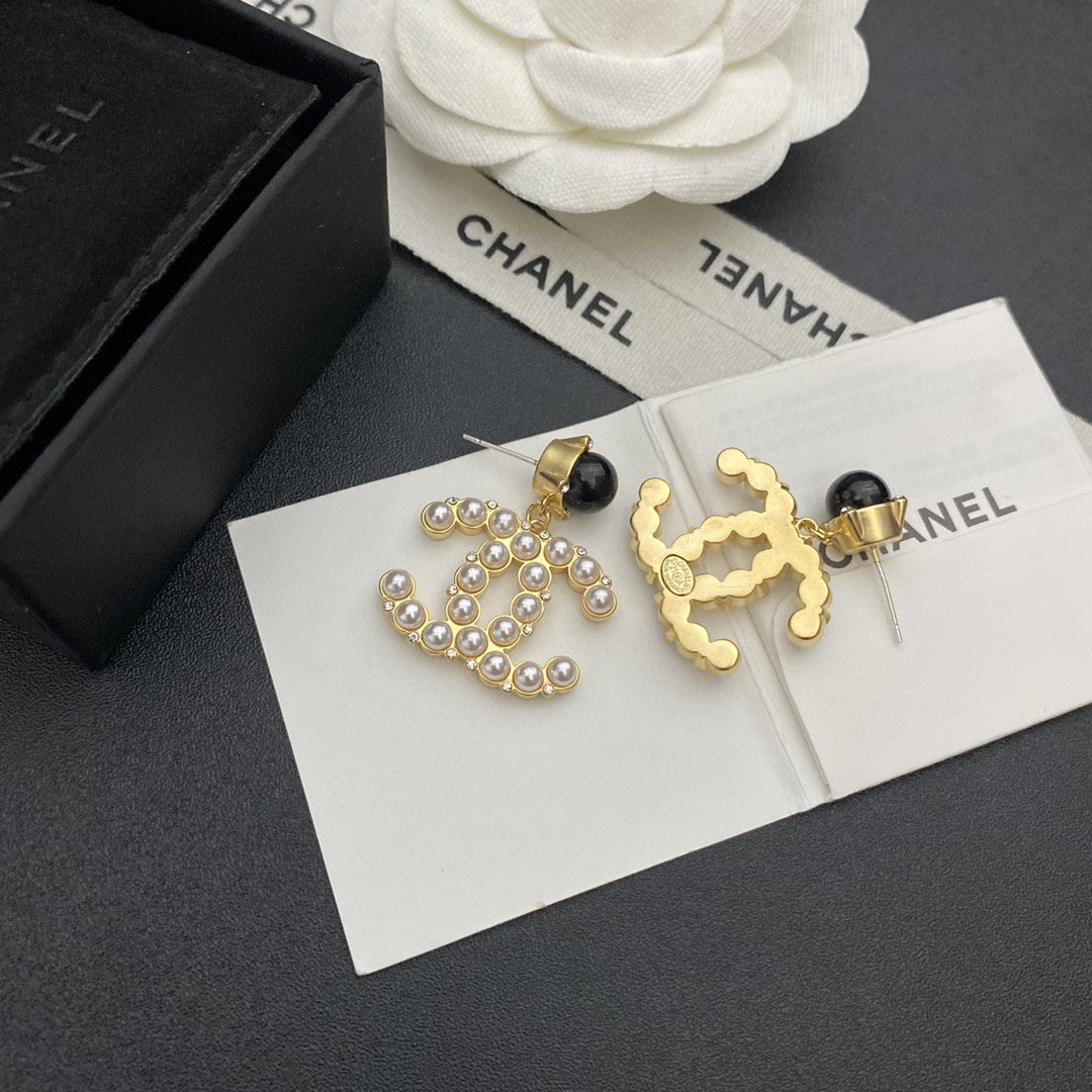 Chanel Pearl Pendant Earrings - 6 cm Height - 18K Yellow Gold