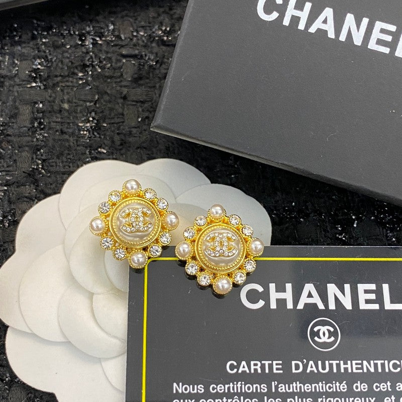 Chanel Pearl Earrings - 18K Yellow Gold