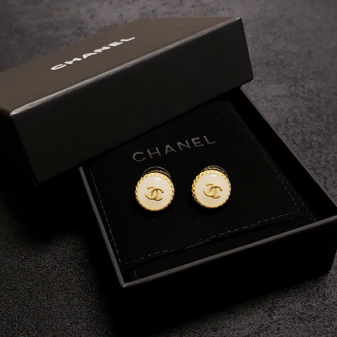 Chanel Pearl Vintage Earrings - 18K Yellow Gold