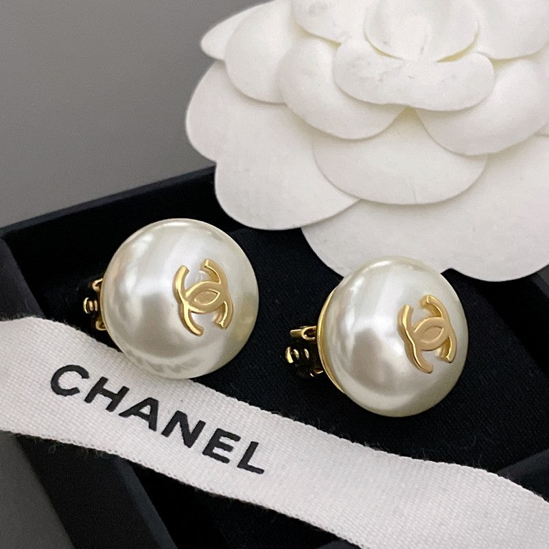 Chanel Pearl Gold Round Earrings - 18K Yellow Gold