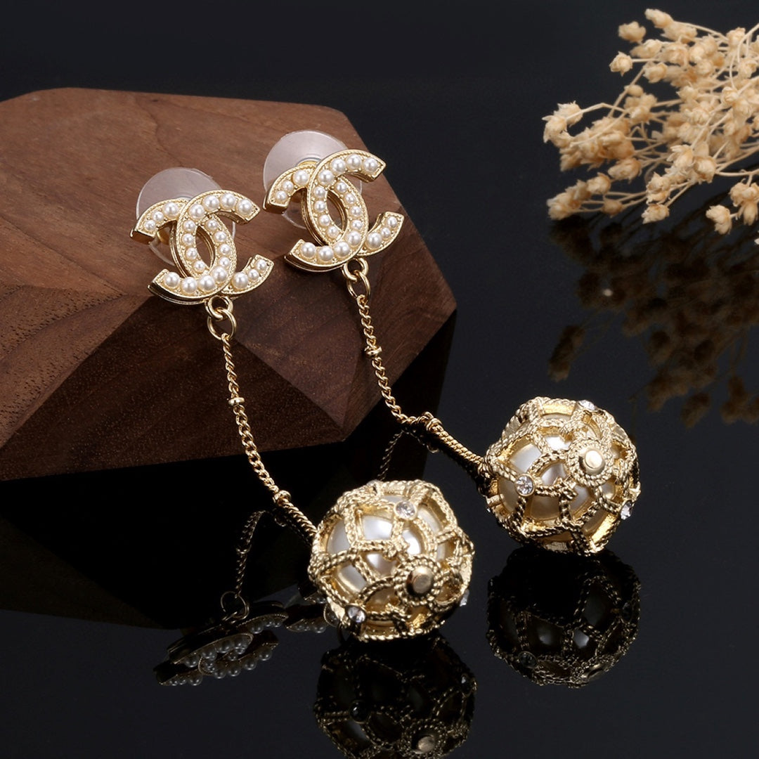 Chanel Pearl Long Earrings - 18K Yellow Gold