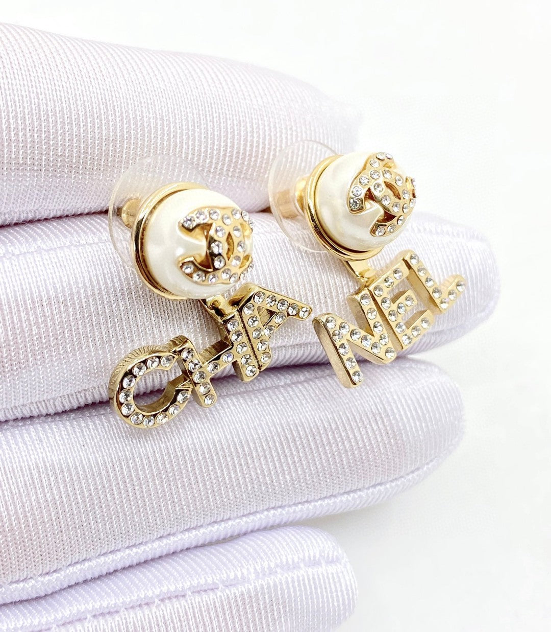 Chanel Diamonds Script Earrings - 18K Yellow Gold