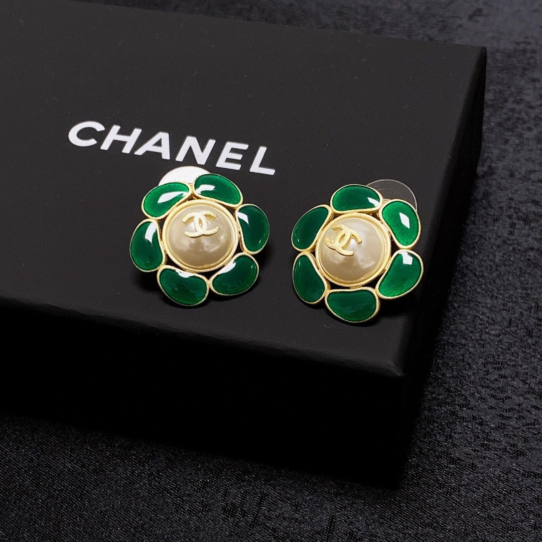 Chanel Emerald Petals Earrings - 18K Yellow Gold