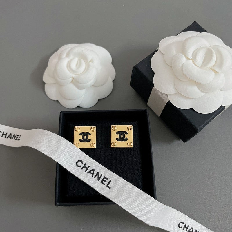 Chanel Black Gold Square Earrings - 2 cm Height - 18K Yellow Gold