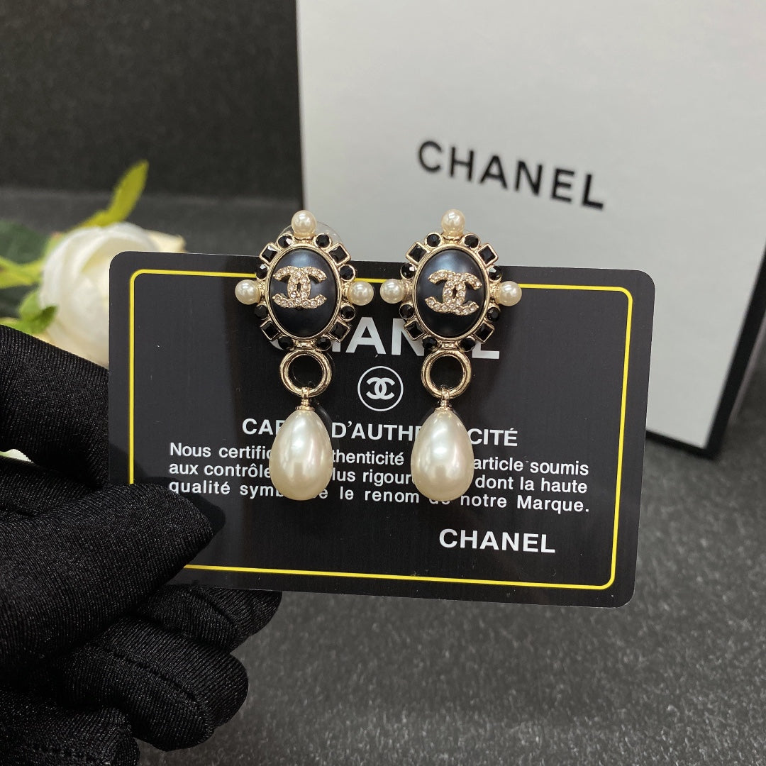 Chanel Pearl Pendant Earrings - 18K Yellow Gold