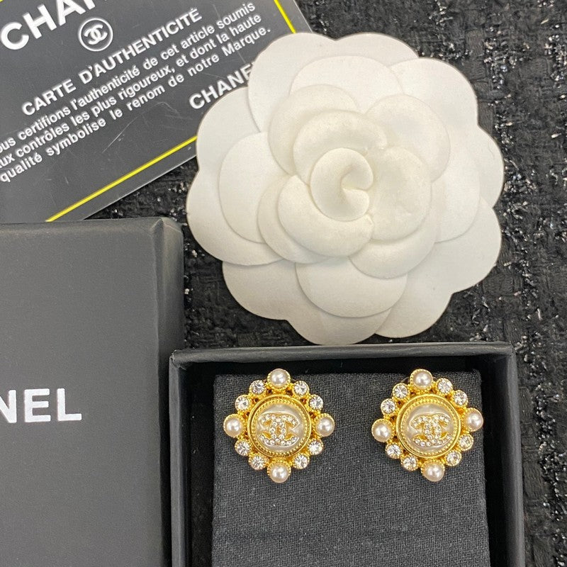 Chanel Pearl Earrings - 18K Yellow Gold