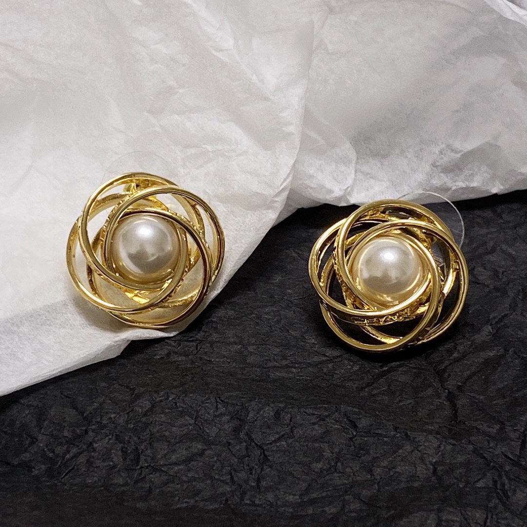 Chanel Pearl Earrings - 18K Yellow Gold
