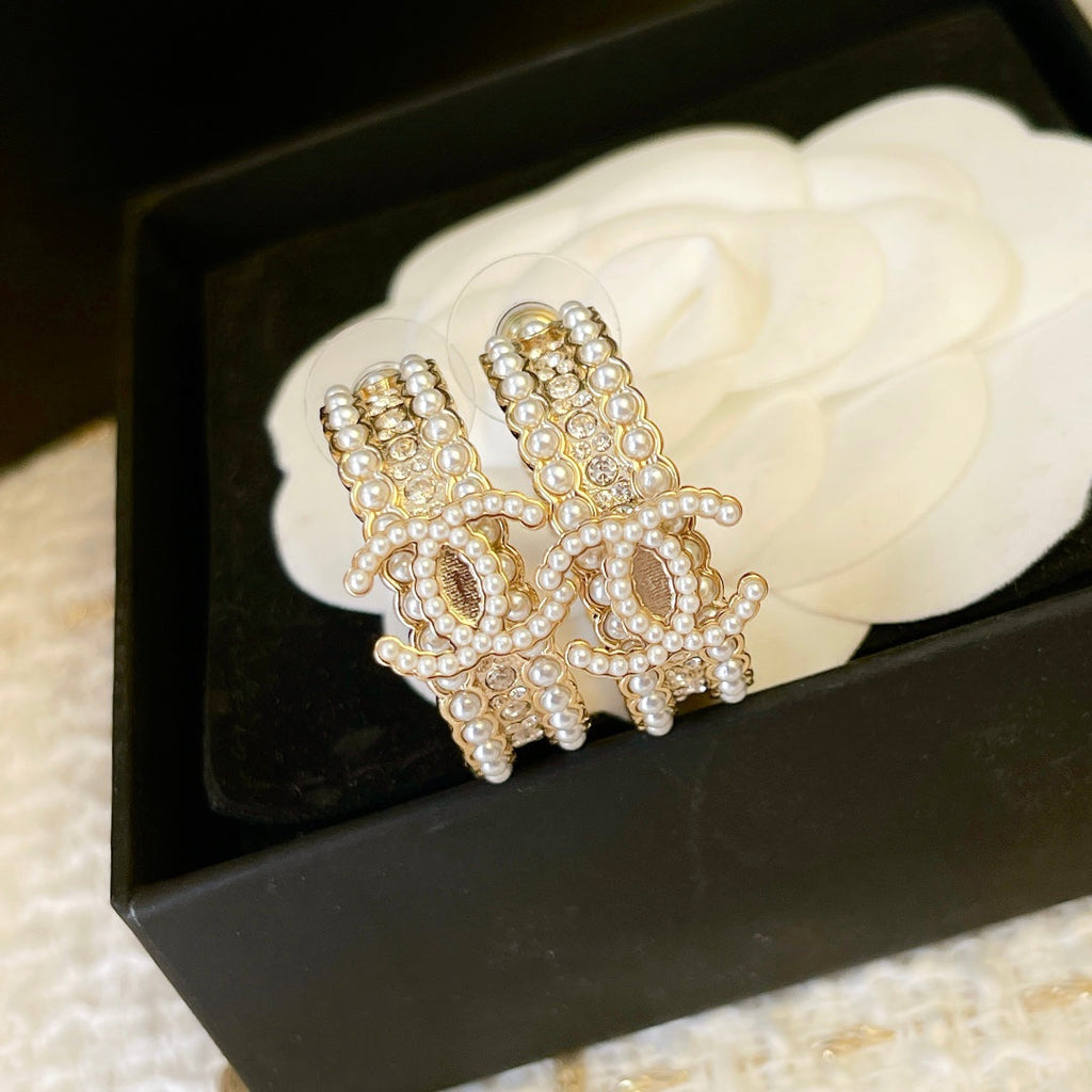 Chanel Pearl Earrings - 18K Yellow Gold