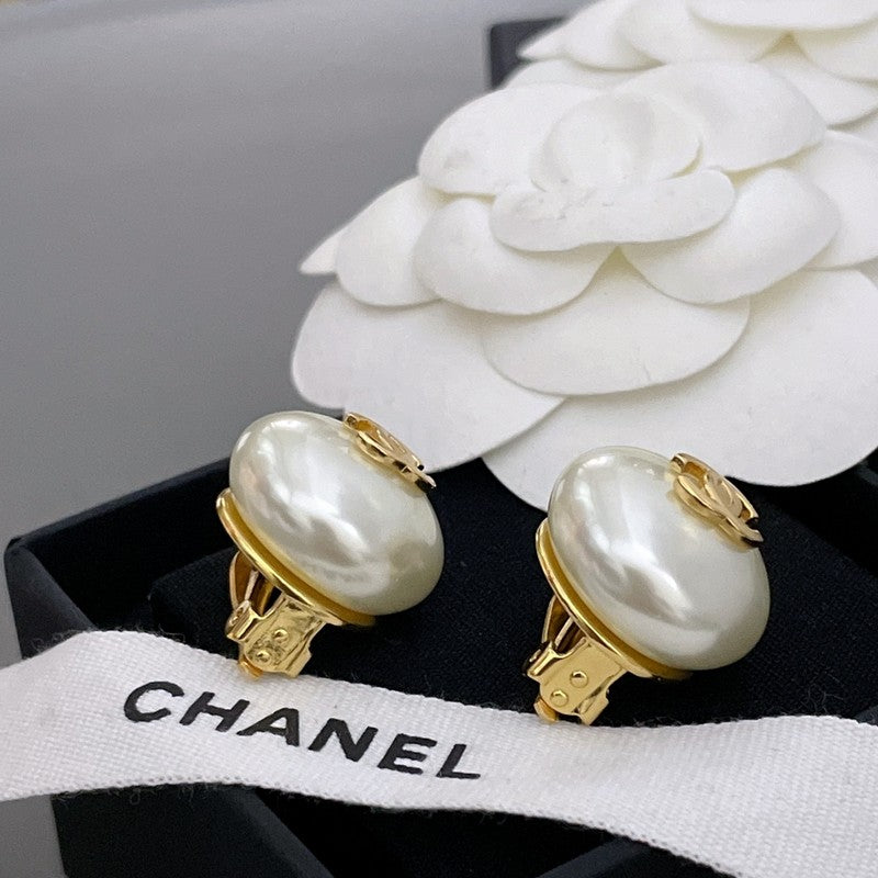 Chanel Pearl Gold Round Earrings - 18K Yellow Gold