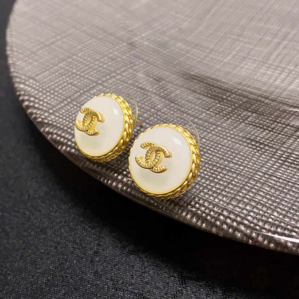 Chanel Pearl Vintage Earrings - 18K Yellow Gold