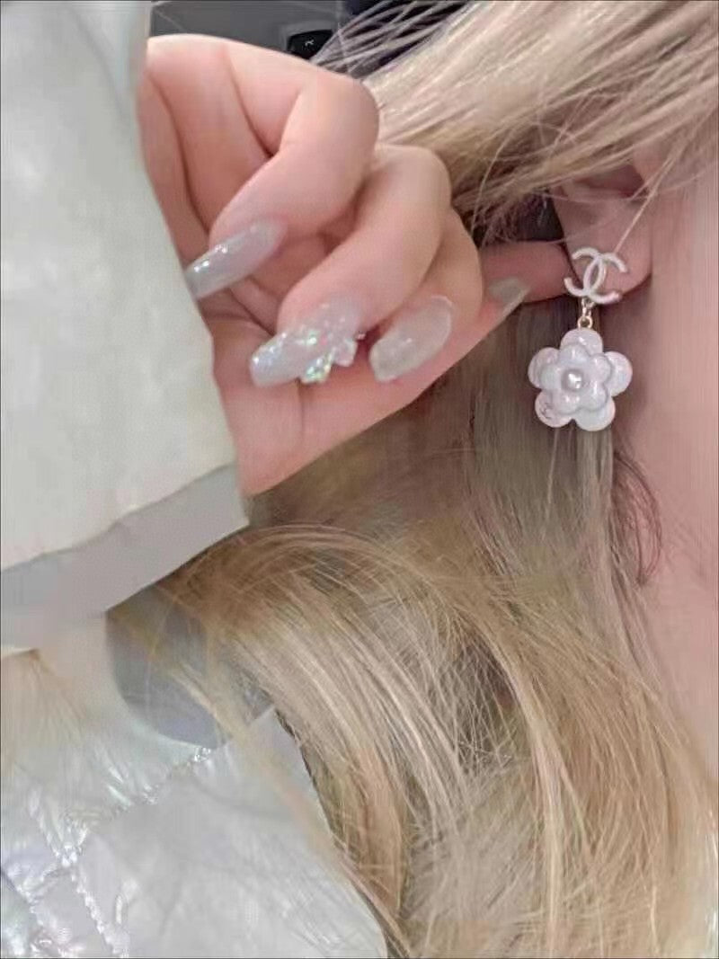 Chanel Flower Pearl Earrings - 18K Yellow Gold