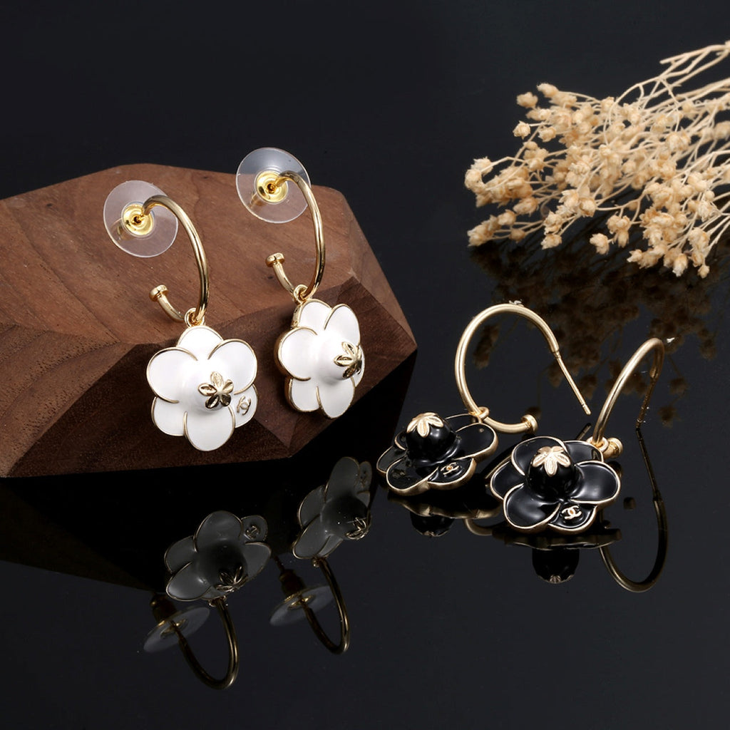 Chanel Flower Earrings - 18K Yellow Gold