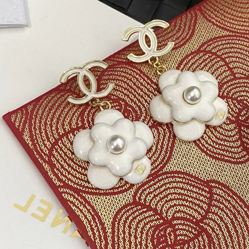 Chanel Flower Pearl Earrings - 18K Yellow Gold