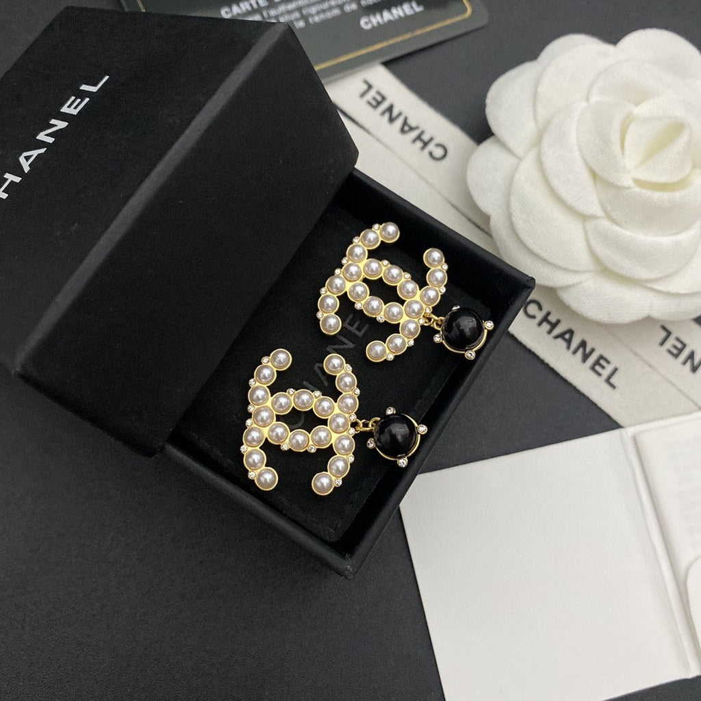 Chanel Pearl Pendant Earrings - 6 cm Height - 18K Yellow Gold