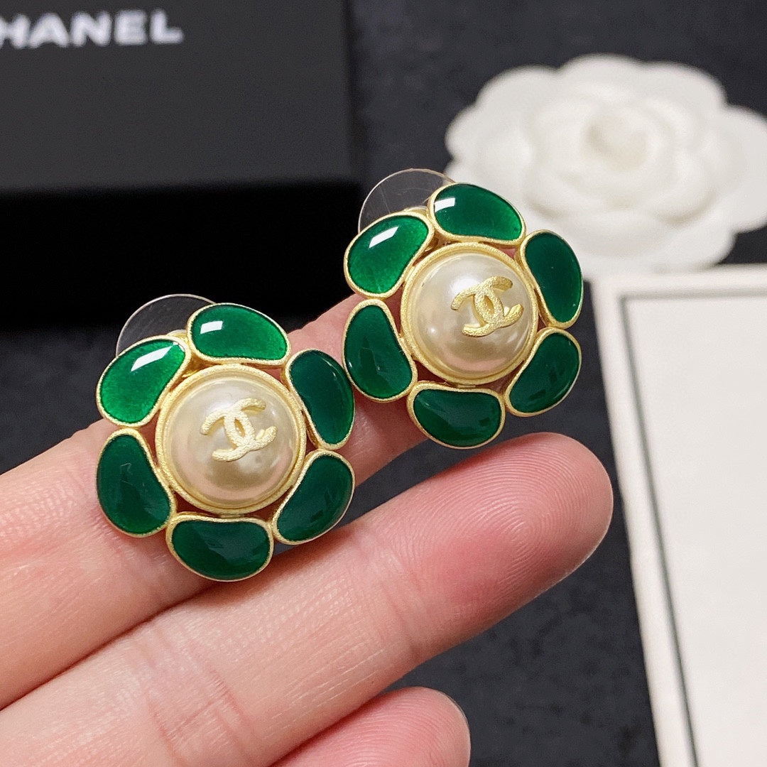 Chanel Emerald Petals Earrings - 18K Yellow Gold