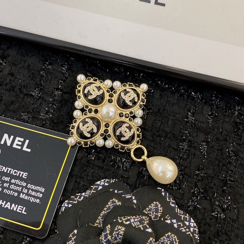 Chanel Pearl Pendant Gold Brooch