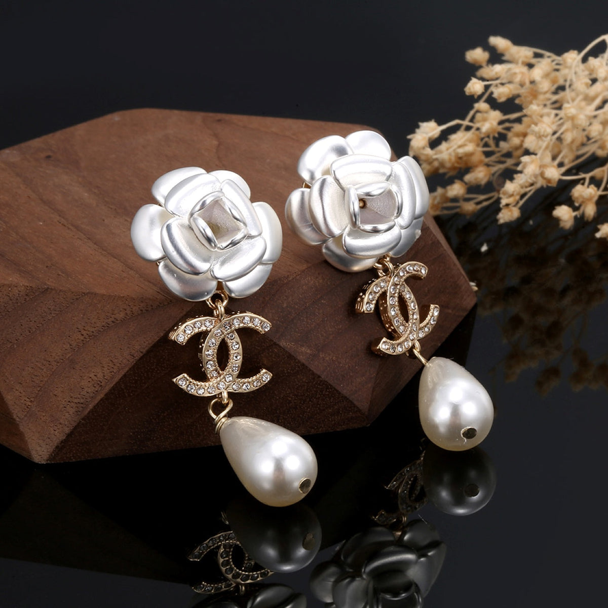 Chanel Flower Pearl Earrings - 18K Yellow Gold