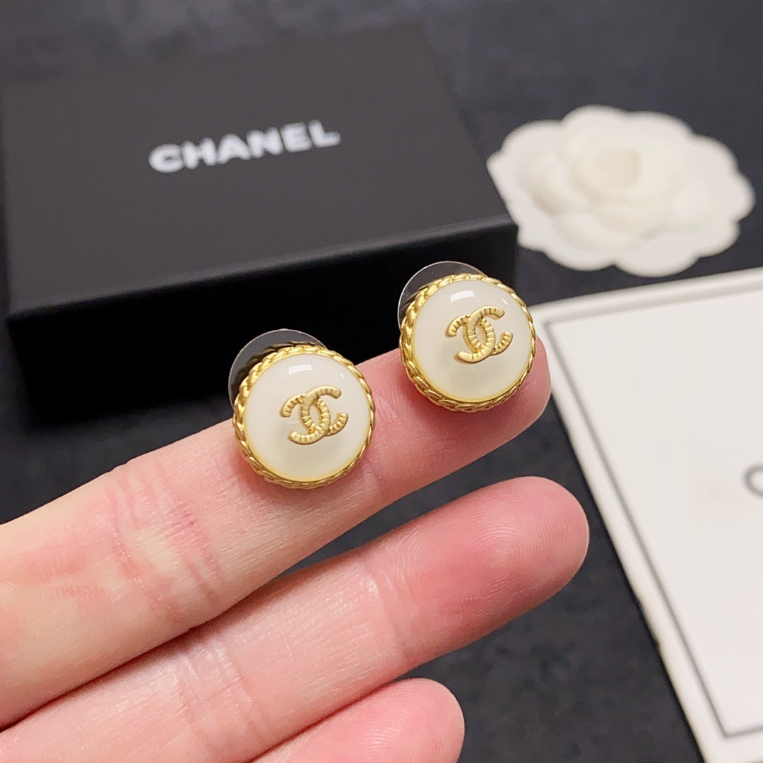 Chanel Pearl Vintage Earrings - 18K Yellow Gold
