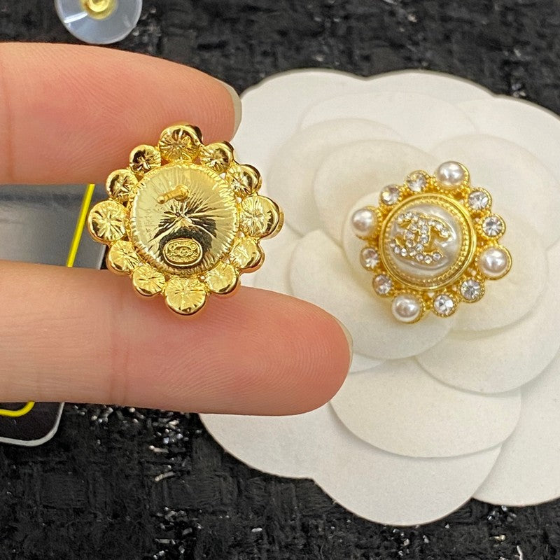 Chanel Pearl Earrings - 18K Yellow Gold