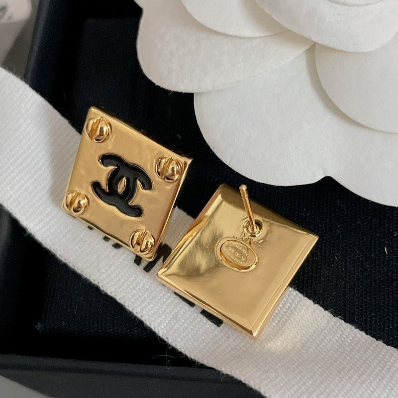 Chanel Black Gold Square Earrings - 2 cm Height - 18K Yellow Gold