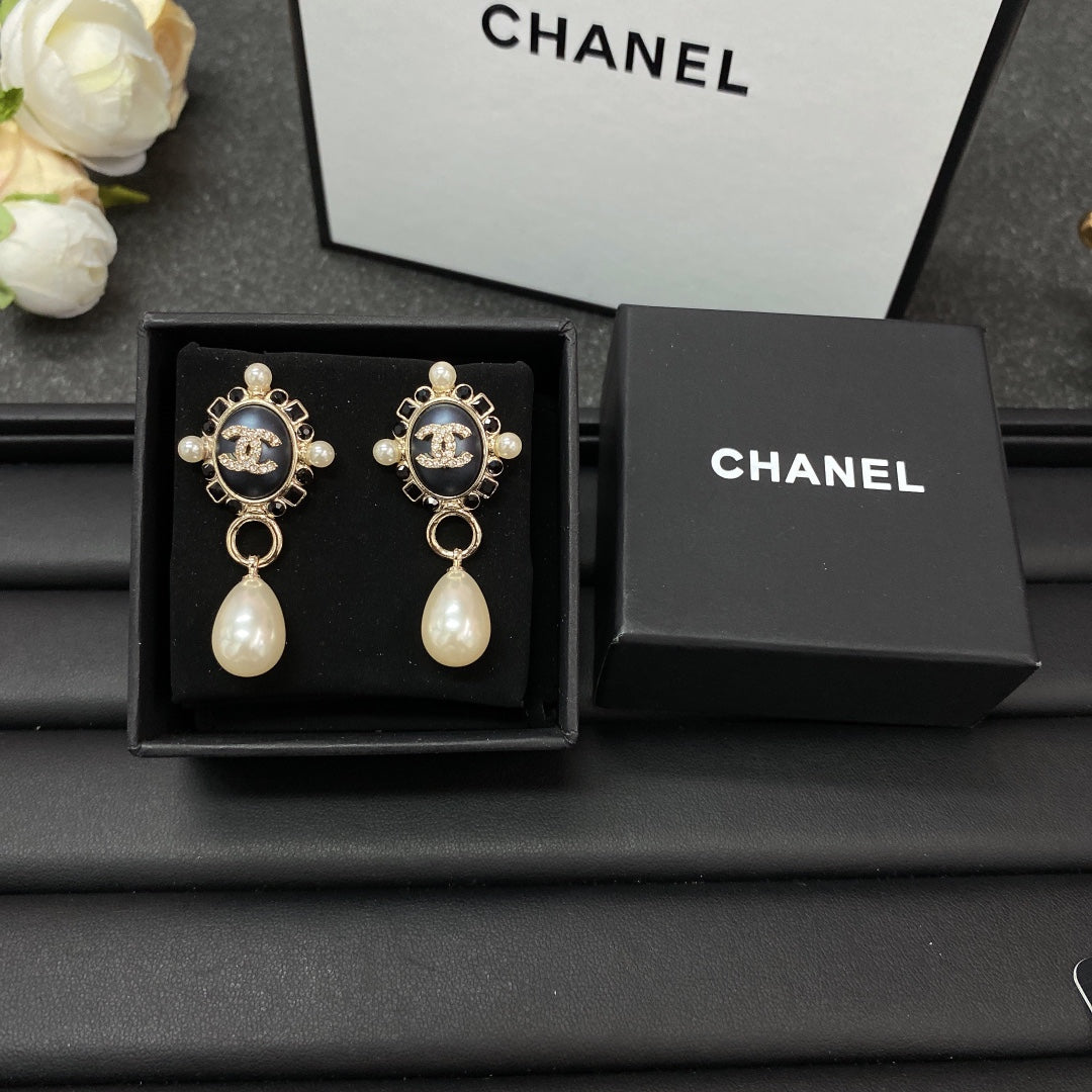 Chanel Pearl Pendant Earrings - 18K Yellow Gold
