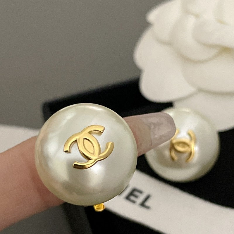 Chanel Pearl Gold Round Earrings - 18K Yellow Gold