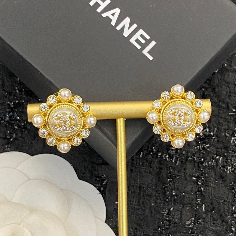 Chanel Pearl Earrings - 18K Yellow Gold
