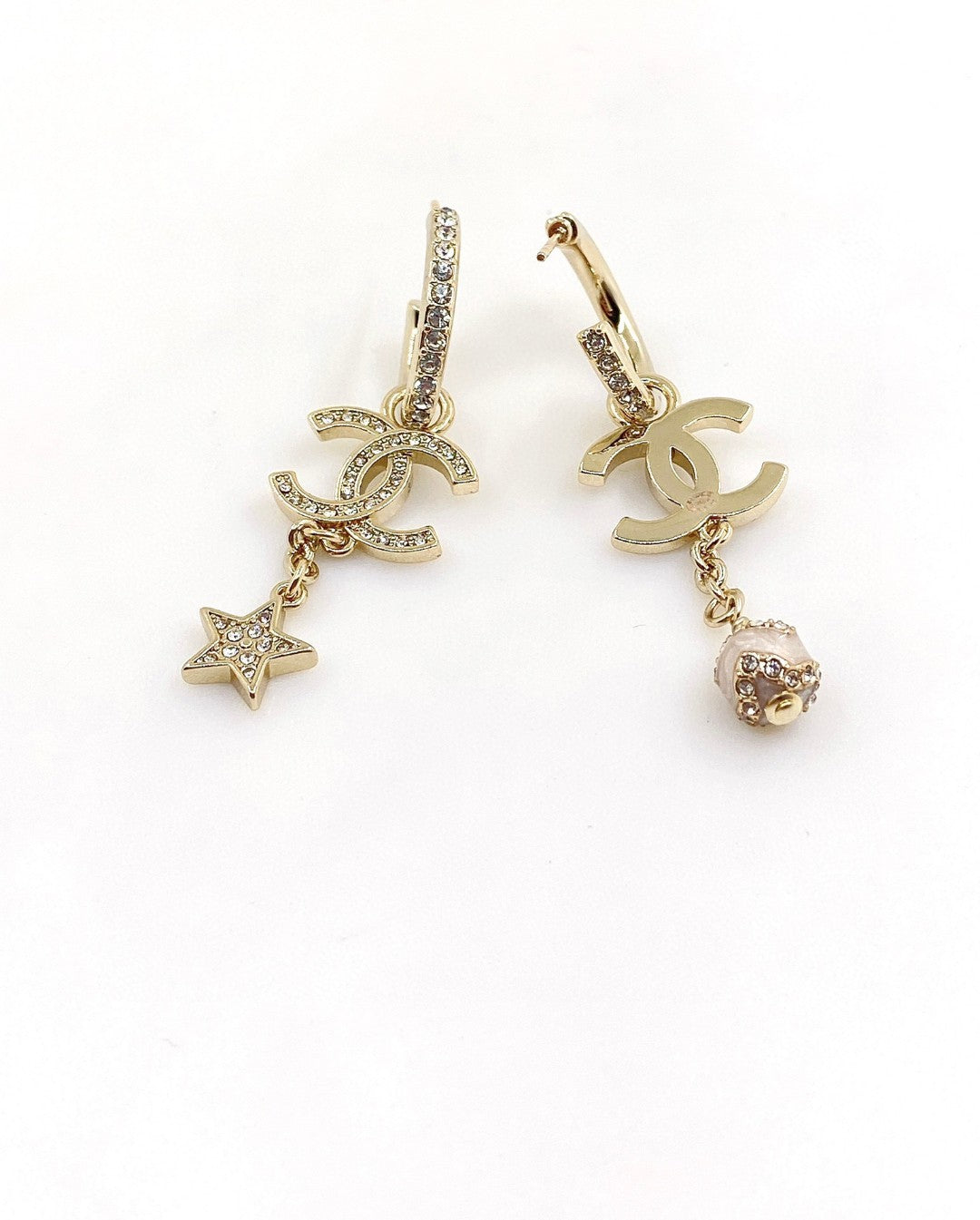 Chanel Pearl Long Pendant Earrings - 18K Yellow Gold