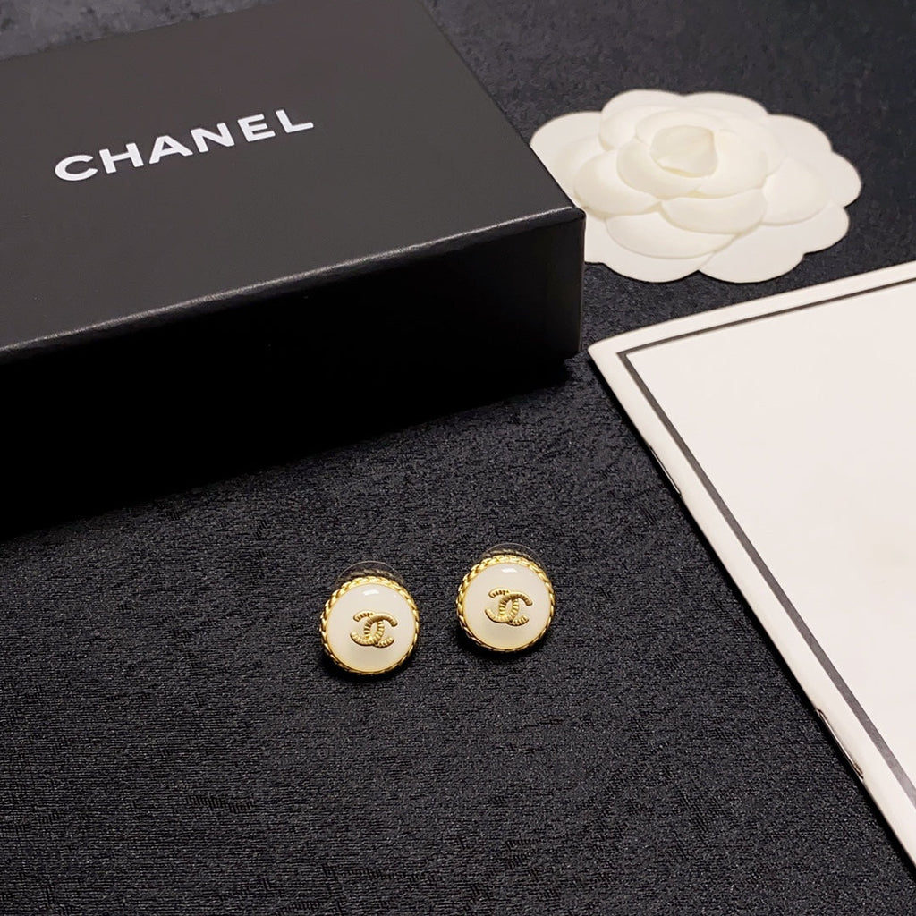 Chanel Pearl Vintage Earrings - 18K Yellow Gold