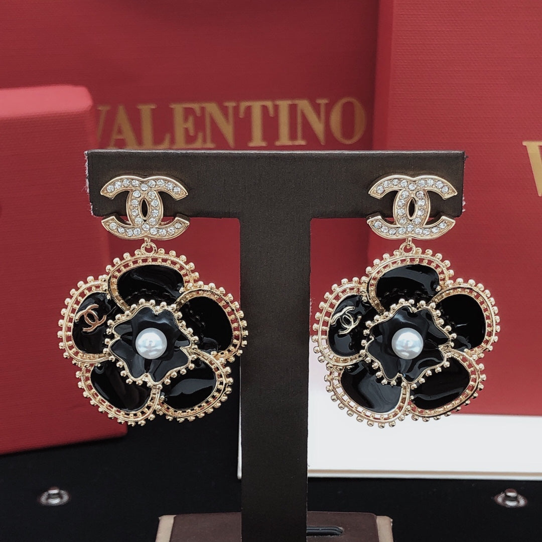Chanel Camellia Diamond Earrings - 18K Yellow Gold