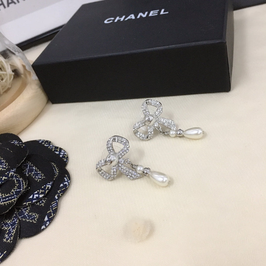Chanel Bow Tie Diamond Earrings - 18K White Gold