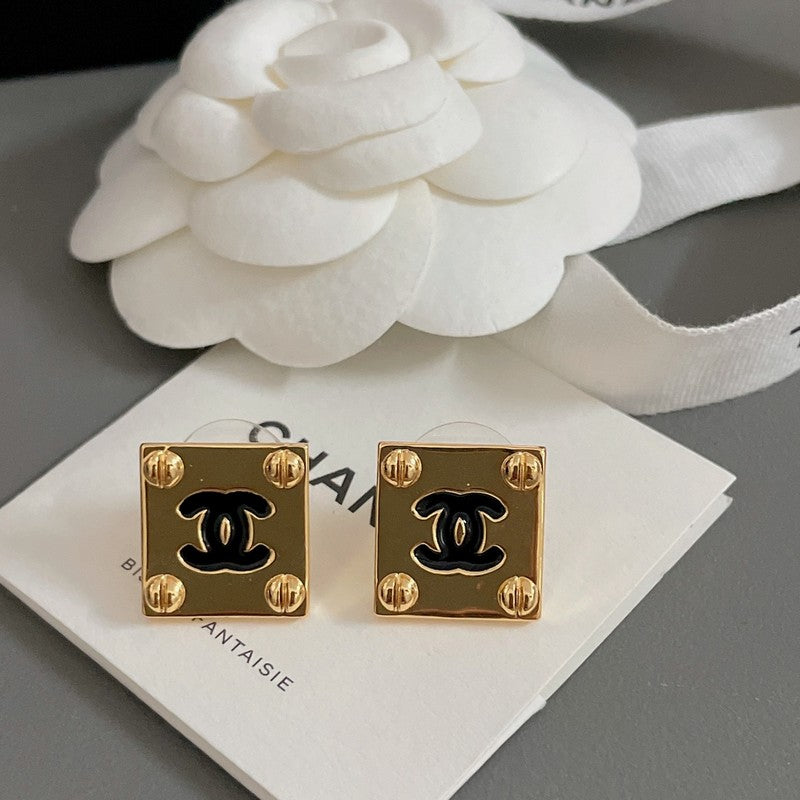 Chanel Black Gold Square Earrings - 2 cm Height - 18K Yellow Gold